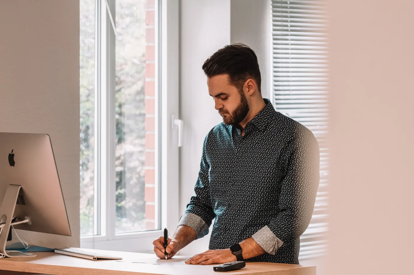 Tobias Piplak bei der Arbeit im Studio von pitch designstudio in Neuss